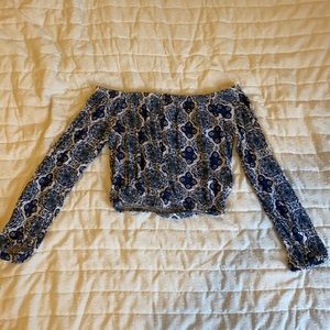 H&M Quarter Sleeve Cropped Blue and White Shirt.